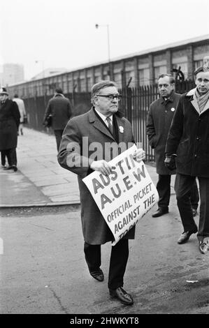 Streikaktion in Longbridge, zur Unterstützung des ersten offiziellen eintägigen Streiks gegen das Industrial Relations Bill, Birmingham, Montag, 1.. März 1971. Mitglieder der Amalgamated Union of Engineering Workers, die sich gegen das Gesetz über Arbeitsbeziehungen eingesetzt haben. Stockfoto