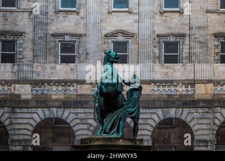 Bronzestatue von Alexander dem Großen und Bucephalus vor Edinburgh City Chambers, Royal Mile, Schottland, Großbritannien Stockfoto