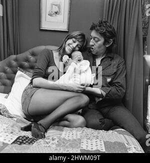 Jane Birkin, englische Schauspielerin mit Baby-Tochter Charlotte Lucy Gainsbourg, im Alter von 23 Tagen, fotografiert zusammen in ihrer Londoner Wohnung, Cheyne Row, Chelsea, London, Donnerstag, 12.. August 1971. Ebenfalls abgebildet, stolzer Vater, Serge Gainsbourg, französischer Komponist. Stockfoto