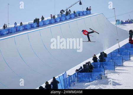 Zhangjikou, China. 18.02.22. Die chinesische Frau Eileen Gu beim olympischen Halbpfeifenfinale der Frauen in Peking 2022 im Genting Snow Park in Zhangjiakou, China. Stockfoto