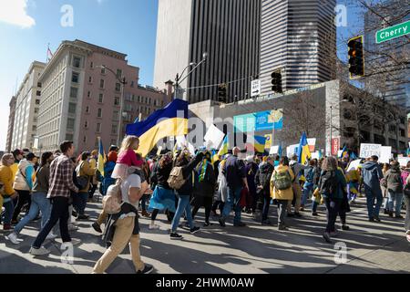 Unterstützer marschieren am Samstag, den 5. März 2022, während einer Kundgebung gegen die russische Invasion der Ukraine in Seattle entlang der 4. Avenue. Hunderte nahmen am Teil Stockfoto