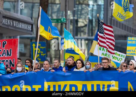 Unterstützer marschieren am Samstag, den 5. März 2022, während einer Kundgebung gegen die russische Invasion der Ukraine in Seattle entlang der 4. Avenue. Hunderte nahmen am Teil Stockfoto