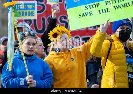 Unterstützer marschieren am Samstag, den 5. März 2022, während einer Kundgebung gegen die russische Invasion der Ukraine in Seattle entlang der 4. Avenue. Hunderte nahmen am Teil Stockfoto