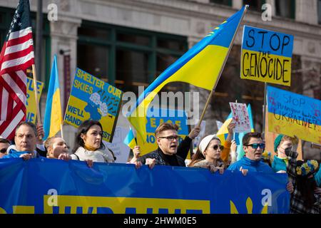 Unterstützer marschieren am Samstag, den 5. März 2022, während einer Kundgebung gegen die russische Invasion der Ukraine in Seattle entlang der 4. Avenue. Hunderte nahmen am Teil Stockfoto