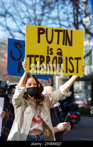 Unterstützer marschieren am Samstag, den 5. März 2022, während einer Kundgebung gegen die russische Invasion der Ukraine in Seattle entlang der 4. Avenue. Hunderte nahmen am Teil Stockfoto