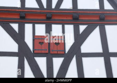 Herzförmige Dekoration der Fensterläden am Rathaus in Schotten, Hessen, Deutschland Stockfoto