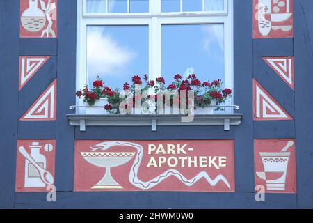 Park Pharmacy, Baujahr 1909, mit Apothekensymbolen in Schotten, Hessen, Deutschland Stockfoto