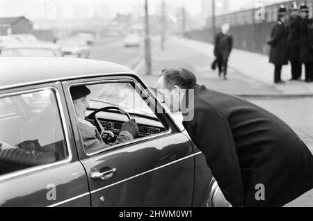 Streikaktion in Longbridge, zur Unterstützung des ersten offiziellen eintägigen Streiks gegen das Industrial Relations Bill, Birmingham, Montag, 1.. März 1971. Mitglieder der Amalgamated Union of Engineering Workers, die sich gegen das Gesetz über Arbeitsbeziehungen eingesetzt haben. Stockfoto