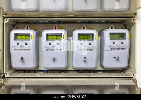 Huelva, Spanien - 6. März 2022: Nahaufnahme von modernen intelligenten digitalen Stromzählern für Wohnimmobilien des spanischen Unternehmens Endesa Stockfoto