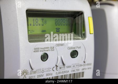 Huelva, Spanien - 6. März 2022: Nahaufnahme von modernen intelligenten digitalen Stromzählern für Wohnimmobilien des spanischen Unternehmens Endesa Stockfoto