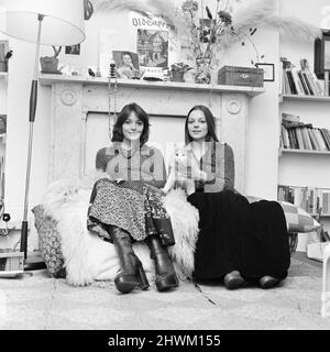 Lesley Anne Down und Jacqueline Tong, britische Schauspielerinnen, die in der neuen Serie von Upstairs, downstairs für das London Weekend Television, aufgenommen am Donnerstag, den 20.. Dezember 1973, die Hauptrolle spielen werden. Stockfoto