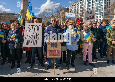 Madrid, Spanien. 06. März 2022. Die Demonstranten halten während einer Protestkundgebung gegen den Krieg zwischen der Ukraine und Russland auf der Plaza de España Plakate, auf denen ihre Meinung zum Ausdruck kommt. Die Ukraine ist seit den russischen Anschlägen vom 24. Februar seit zwölf Tagen in einen Krieg gestürzt. Kredit: SOPA Images Limited/Alamy Live Nachrichten Stockfoto