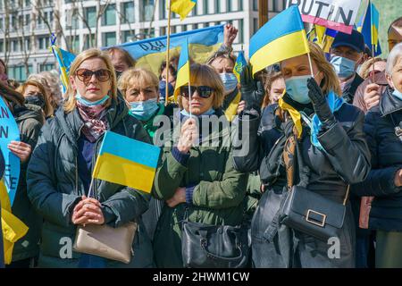 Madrid, Spanien. 06. März 2022. Demonstranten halten ukrainische Flaggen während einer Kundgebung, die gegen den Krieg zwischen der Ukraine und Russland protestiert. Die Ukraine ist seit den russischen Anschlägen vom 24. Februar seit zwölf Tagen in einen Krieg gestürzt. Kredit: SOPA Images Limited/Alamy Live Nachrichten Stockfoto