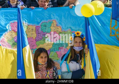 Madrid, Spanien. 06. März 2022. Zwei junge Mädchen halten ukrainische Flaggen während einer Kundgebung, die gegen den Krieg zwischen der Ukraine und Russland protestiert. Die Ukraine ist seit den russischen Anschlägen vom 24. Februar seit zwölf Tagen in einen Krieg gestürzt. Kredit: SOPA Images Limited/Alamy Live Nachrichten Stockfoto