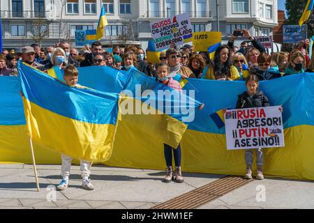 Madrid, Spanien. 06. März 2022. Kinder halten ukrainische Flaggen und ein Plakat während einer Kundgebung, die gegen den Krieg zwischen der Ukraine und Russland protestiert. Die Ukraine ist seit den russischen Anschlägen vom 24. Februar seit zwölf Tagen in einen Krieg gestürzt. Kredit: SOPA Images Limited/Alamy Live Nachrichten Stockfoto