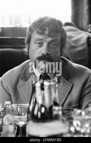 Oliver Reed, britischer Schauspieler, genießt ein paar Drinks in seinem lokalen Pub, The Dog and Fox, Donnerstag, den 24.. August 1972. Stockfoto