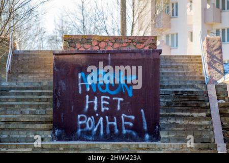 MINSK, WEISSRUSSLAND - 06. MÄRZ 2022: IN einem Wohngebiet von Minsk gibt ES KEINE Kriegsinschrift an der Wand in russischer Sprache. Gegen den Krieg in der Ukraine Stockfoto