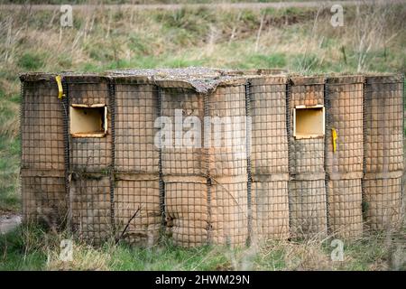 Britischer Soldat trainiert befestigtes Gebäude, Pillenbox Stockfoto