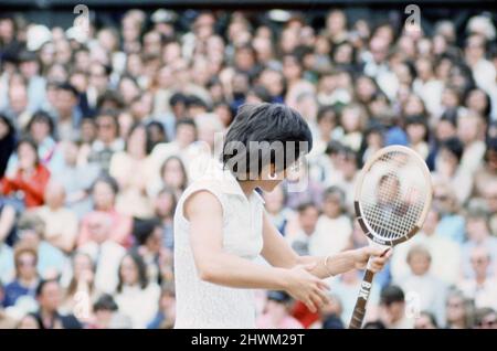 1972 Wimbledon Championships - Dameneinzel.Billie Jean King besiegte die Titelverteidigerin Evonne Goolagong im Finale, 6-3, 6-3, um bei den Wimbledon Championships 1972 den Einzel-Tennistitel der Damen zu gewinnen. (Bild) König in Aktion. 7.. Juni 1972 Stockfoto