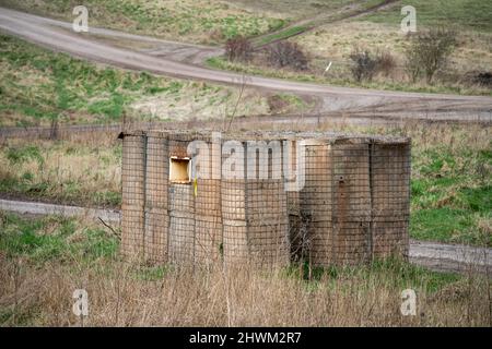 Britischer Soldat trainiert befestigtes Gebäude, Pillenbox Stockfoto