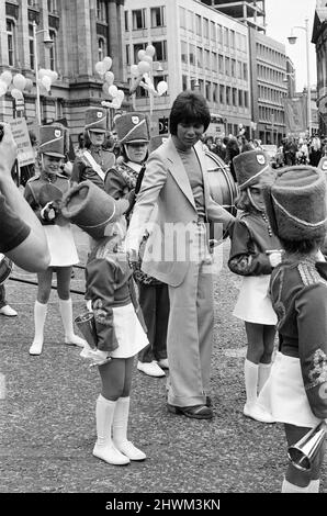 Take Me High 1973, Dreharbeiten von Prozessionsszenen auf den Straßen von Birmingham, Samstag, 9.. Juni 1973, mit Cliff Richard. Stockfoto