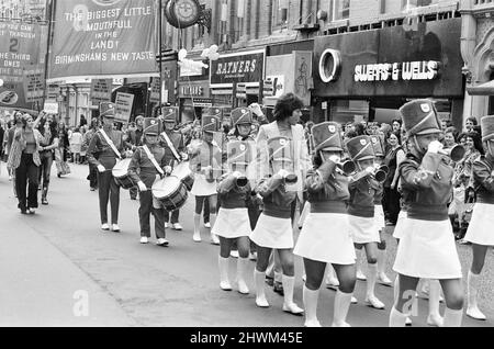Take Me High 1973, Dreharbeiten von Prozessionsszenen auf den Straßen von Birmingham, Samstag, 9.. Juni 1973, mit Cliff Richard. Stockfoto