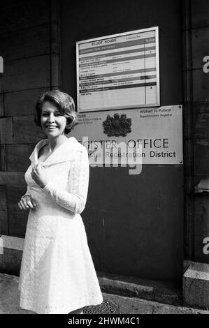 Die Schauspielerin Anne Reid heiratet Peter Eckersley im Jackson's Row Registry Office, Manchester. 22. Mai 1971. Stockfoto