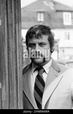 Oliver Reed, britischer Schauspieler, genießt ein paar Drinks in seinem lokalen Pub, The Dog and Fox, Donnerstag, den 24.. August 1972. Stockfoto