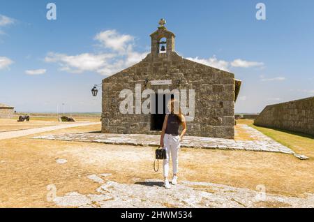 Weibliche Touristen besuchen Forte de Santa Tereza in Uruguay, eine wichtige touristische Website. Stockfoto