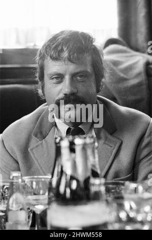 Oliver Reed, britischer Schauspieler, genießt ein paar Drinks in seinem lokalen Pub, The Dog and Fox, Donnerstag, den 24.. August 1972. Stockfoto