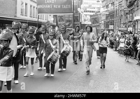 Take Me High 1973, Dreharbeiten von Prozessionsszenen auf den Straßen von Birmingham, Samstag, 9.. Juni 1973, mit Cliff Richard. Stockfoto