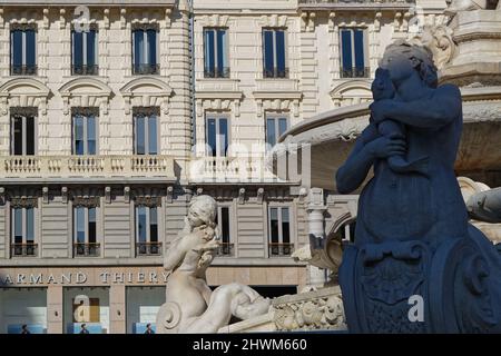 LYON, FRANKREICH, 4. März 2022 : Sirenen des Brunnens auf der Place des Jacobins. Stockfoto