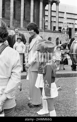 Take Me High 1973, Dreharbeiten von Prozessionsszenen auf den Straßen von Birmingham, Samstag, 9.. Juni 1973, mit Cliff Richard. Stockfoto