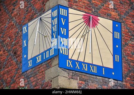 Antike Sonnenuhren an Wand, Mercure Albrighton Hall Hotel & Spa, Albrighton, in der Nähe von Shrewsbury, Shropshire, England, Vereinigtes Königreich Stockfoto