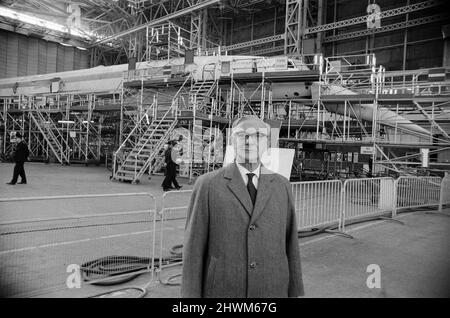 Dr. Archibald Russell, der scheidende Vorsitzende der British Aircraft Corporation, Filton Division, und der Designer von Concorde, im Filton im Hangar, wo Concorde 2 gebaut wird, abgebildet. 1.. Januar 1971. Stockfoto