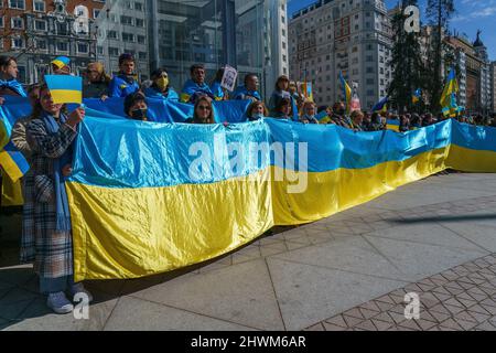 Madrid, Spanien. 3. März 2022. Während einer Protestkundgebung gegen den Krieg zwischen der Ukraine und Russland halten Demonstranten ukrainische Flaggen auf der Plaza de Callao in Madrid. Die Ukraine ist seit den russischen Anschlägen vom 24. Februar seit zwölf Tagen in einen Krieg gestürzt. (Bild: © Atilano Garcia/SOPA Images via ZUMA Press Wire) Stockfoto