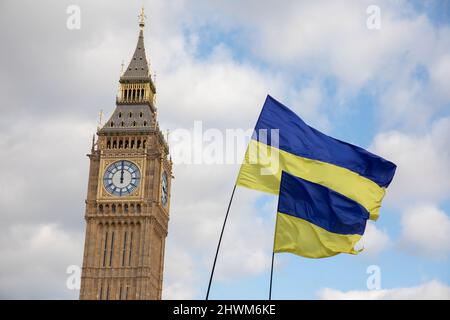 London, Großbritannien. 6.. März 2022. Ukrainische Flaggen vor dem Elisabethturm. Auf dem Parliament Square haben sich Menschen versammelt, um gegen die russische Invasion in der Ukraine zu protestieren und ein Ende des Krieges zu fordern. Quelle: Kiki Streitberger/Alamy Live News Stockfoto