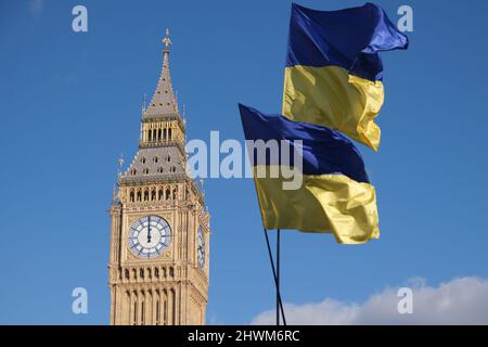 London, Großbritannien. 6. März 2022. Halten Sie an der Ukraine-Kundgebung Teil, die vom Londoner EuroMaidan, einer Gruppe von Ukrainern und Europäern, organisiert wird, die Demokratie, Selbstbestimmung und Menschenrechte unterstützen, gegen die russische Invasion. Quelle: Chiara Fabbro/Alamy Live News Stockfoto