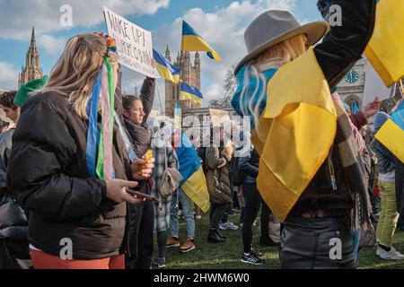 London, Großbritannien. 6. März 2022. Halten Sie an der Ukraine-Kundgebung Teil, die vom Londoner EuroMaidan, einer Gruppe von Ukrainern und Europäern, organisiert wird, die Demokratie, Selbstbestimmung und Menschenrechte unterstützen, gegen die russische Invasion. Quelle: Chiara Fabbro/Alamy Live News Stockfoto