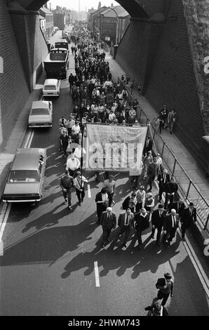 Fünftausend Menschen marschieren in der Stadt Irlam in Lancashire in einer „Rette unsere Stahlwerke“-Demonstration. Irlam steht vor einer düsteren Zukunft mit dem Plan der British Steel Corporation, sein Stahlwerk mit einem Verlust von 4.353 Arbeitsplätzen bis 1974 nahezu zu schließen. 21. Mai 1971. Stockfoto