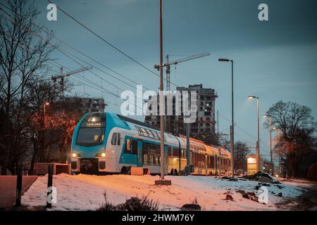 Bahnhof von Litostroj in den frühen Morgenstunden in Ljubljana, mit modernem Doppeldecker-Pendlerzug, der auf die Einschiffung der Passagiere in Richtung Ljubljana wartet Stockfoto