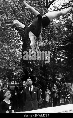 Prinz Philip, Herzog von Edinburgh, beobachtet das Trampolindisplay am Port Sunlight. Ca. Mai 1972. Stockfoto