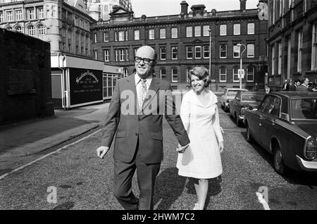 Die Schauspielerin Anne Reid heiratet Peter Eckersley im Jackson's Row Registry Office, Manchester. 22. Mai 1971. Stockfoto