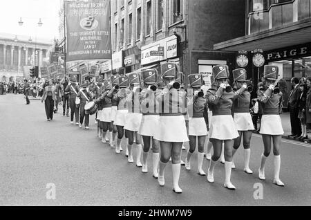 Take Me High 1973, Dreharbeiten von Prozessionsszenen auf den Straßen von Birmingham, Samstag, 9.. Juni 1973, mit Cliff Richard. Stockfoto