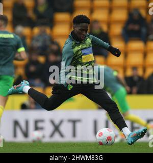 Norwich, Großbritannien. 06. März 2022. Jonathan Rowe von Norwich City erwärmt sich während des Premier League-Spiels zwischen Norwich City und Brentford in der Carrow Road, Norwich, England am 5. März 2022. Foto von Ken Sparks. Nur zur redaktionellen Verwendung, Lizenz für kommerzielle Nutzung erforderlich. Keine Verwendung bei Wetten, Spielen oder Veröffentlichungen einzelner Clubs/Vereine/Spieler. Kredit: UK Sports Pics Ltd/Alamy Live Nachrichten Stockfoto