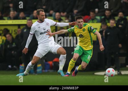 Norwich, Großbritannien. 06. März 2022. Billy Gilmour aus Norwich City wird am 5. März 2022 während des Premier League-Spiels zwischen Norwich City und Brentford in der Carrow Road, Norwich, England, von Christian Eriksen aus Brentford herausgefordert. Foto von Ken Sparks. Nur zur redaktionellen Verwendung, Lizenz für kommerzielle Nutzung erforderlich. Keine Verwendung bei Wetten, Spielen oder Veröffentlichungen einzelner Clubs/Vereine/Spieler. Kredit: UK Sports Pics Ltd/Alamy Live Nachrichten Stockfoto