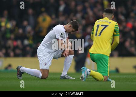 Norwich, Großbritannien. 06. März 2022. Vitaly Janelt von Brentford macht sich beim Premier League-Spiel zwischen Norwich City und Brentford am 5. März 2022 in der Carrow Road, Norwich, England, ein Knie. Foto von Ken Sparks. Nur zur redaktionellen Verwendung, Lizenz für kommerzielle Nutzung erforderlich. Keine Verwendung bei Wetten, Spielen oder Veröffentlichungen einzelner Clubs/Vereine/Spieler. Kredit: UK Sports Pics Ltd/Alamy Live Nachrichten Stockfoto