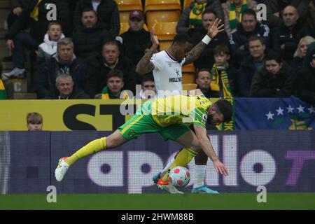 Norwich, Großbritannien. 06. März 2022. Grant Hanley aus Norwich City wird während des Premier League-Spiels zwischen Norwich City und Brentford am 5. März 2022 in der Carrow Road, Norwich, England, von Ivan Toney aus Brentford herausgefordert. Foto von Ken Sparks. Nur zur redaktionellen Verwendung, Lizenz für kommerzielle Nutzung erforderlich. Keine Verwendung bei Wetten, Spielen oder Veröffentlichungen einzelner Clubs/Vereine/Spieler. Kredit: UK Sports Pics Ltd/Alamy Live Nachrichten Stockfoto