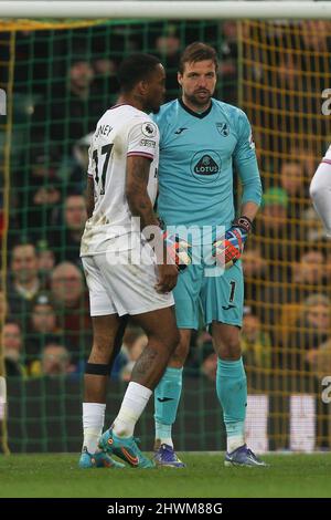 Norwich, Großbritannien. 06. März 2022. Ivan Toney von Brentford und Norwich City Torwart Tim Krul haben während des Premier League-Spiels zwischen Norwich City und Brentford in der Carrow Road, Norwich, England, am 5. März 2022 Worte. Foto von Ken Sparks. Nur zur redaktionellen Verwendung, Lizenz für kommerzielle Nutzung erforderlich. Keine Verwendung bei Wetten, Spielen oder Veröffentlichungen einzelner Clubs/Vereine/Spieler. Kredit: UK Sports Pics Ltd/Alamy Live Nachrichten Stockfoto