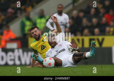 Norwich, Großbritannien. 06. März 2022. Grant Hanley aus Norwich City wird während des Premier League-Spiels zwischen Norwich City und Brentford am 5. März 2022 in der Carrow Road, Norwich, England, von Ivan Toney aus Brentford herausgefordert. Foto von Ken Sparks. Nur zur redaktionellen Verwendung, Lizenz für kommerzielle Nutzung erforderlich. Keine Verwendung bei Wetten, Spielen oder Veröffentlichungen einzelner Clubs/Vereine/Spieler. Kredit: UK Sports Pics Ltd/Alamy Live Nachrichten Stockfoto